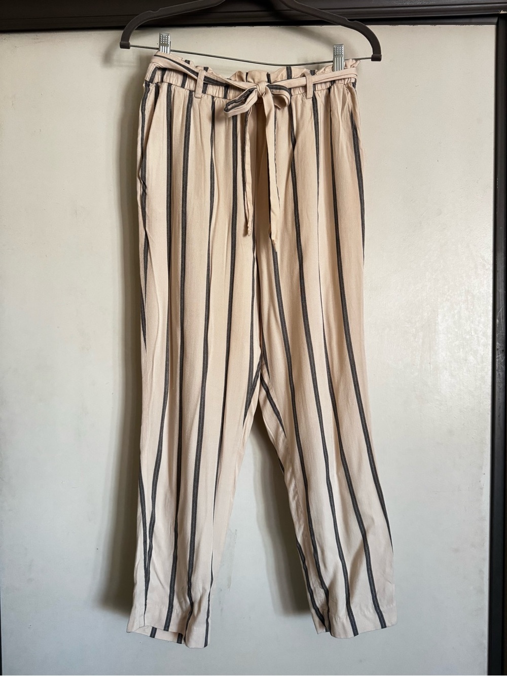 H&M Beige and Black Vertical-Stripe Straight-Leg Cropped Pants